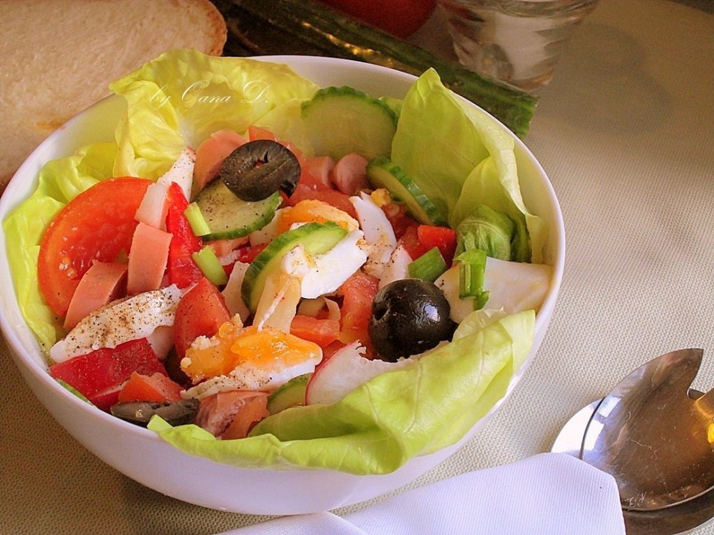 Salata cu crenwursti si ou