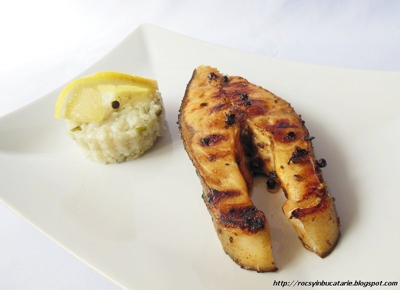 Somon aromatizat la gratar cu garnitura de orez