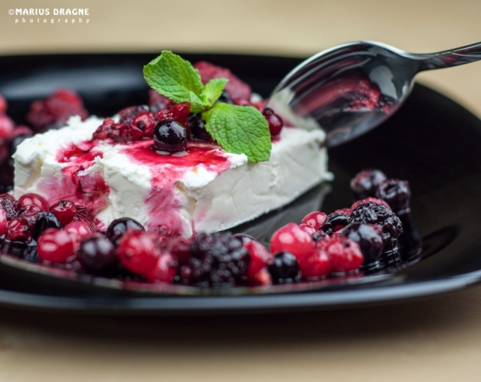 Terina de ciocolata alba cu fructe de padure