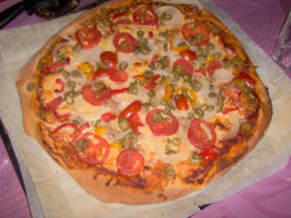Pizza cu ton si legume