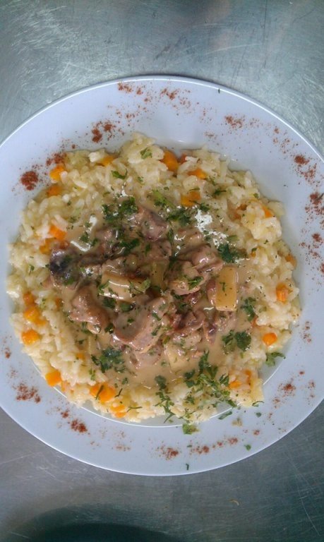 Pui cu sos de smantana si ananas cu garnitura de orez cu legume