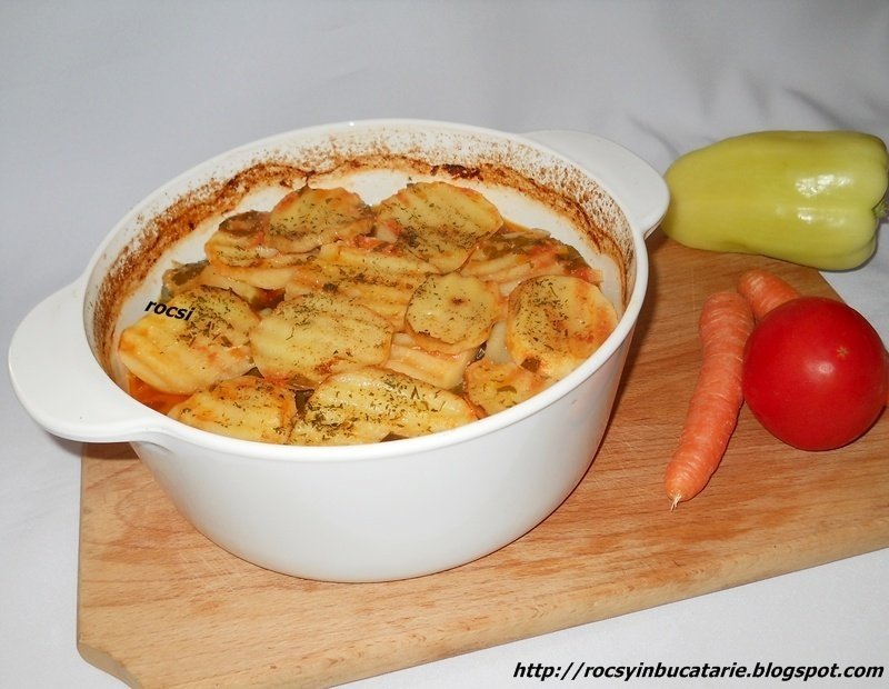 Tocanita de pui cu legume si invelis de cartofi noi