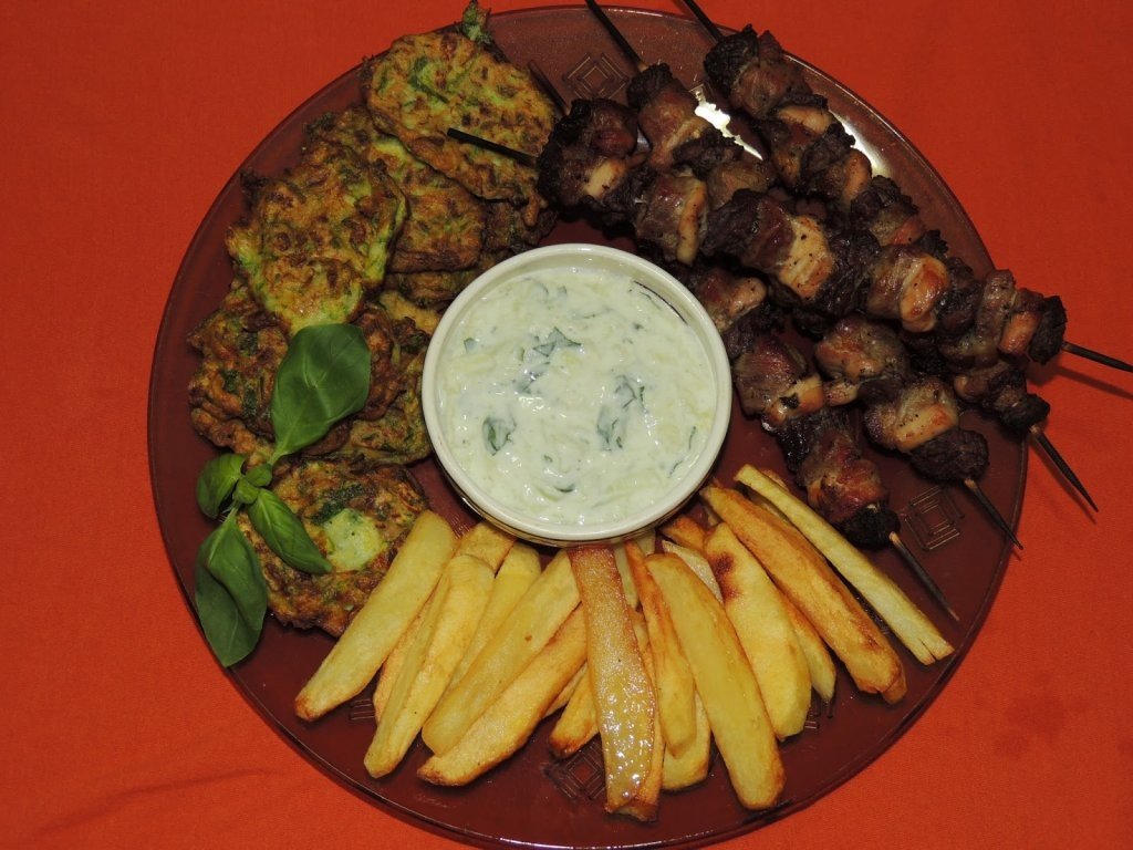 Frigarui cu cartofi prajiti, chiftele de zucchine si sos