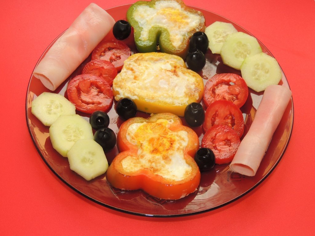 Mic-dejun cu oua in ardei