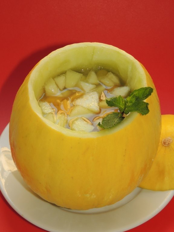 Pepene galben, umplut cu fructe