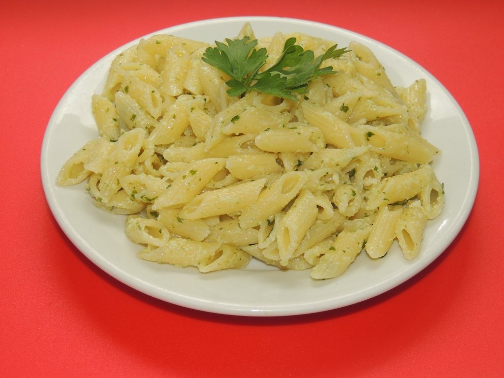 Paste cu sos  pesto , facut in casa