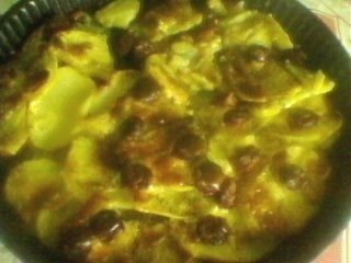 Cartofi cu cabanos la cuptor