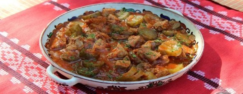 Mâncare de castraveţi muraţi din Oltenia