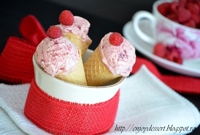 Inghetata de zmeura cu bezea