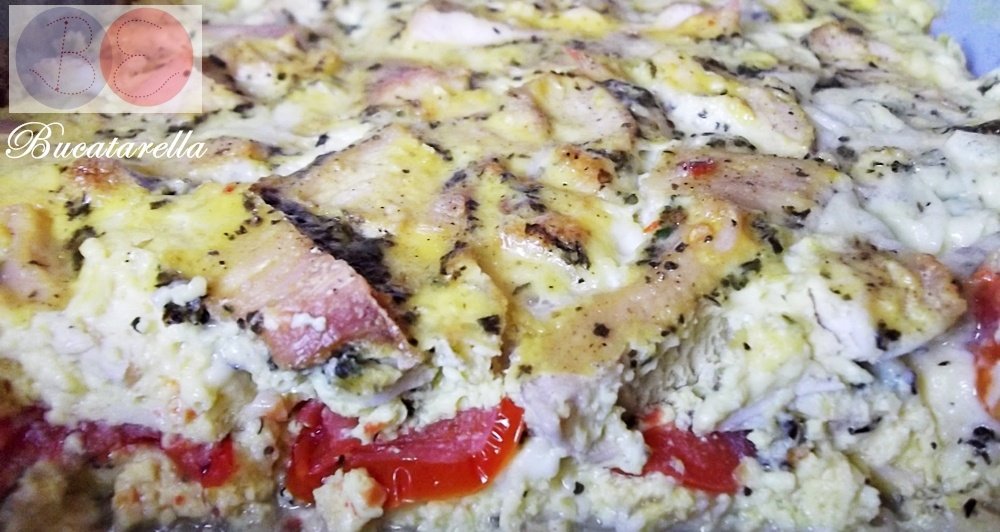 Omleta la cuptor cu branza, rosii si piept de pui