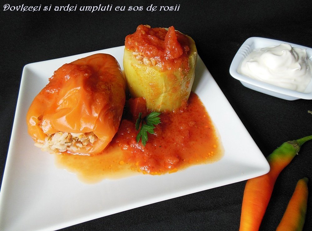 Dovlecei si ardei umpluti cu sos de rosii