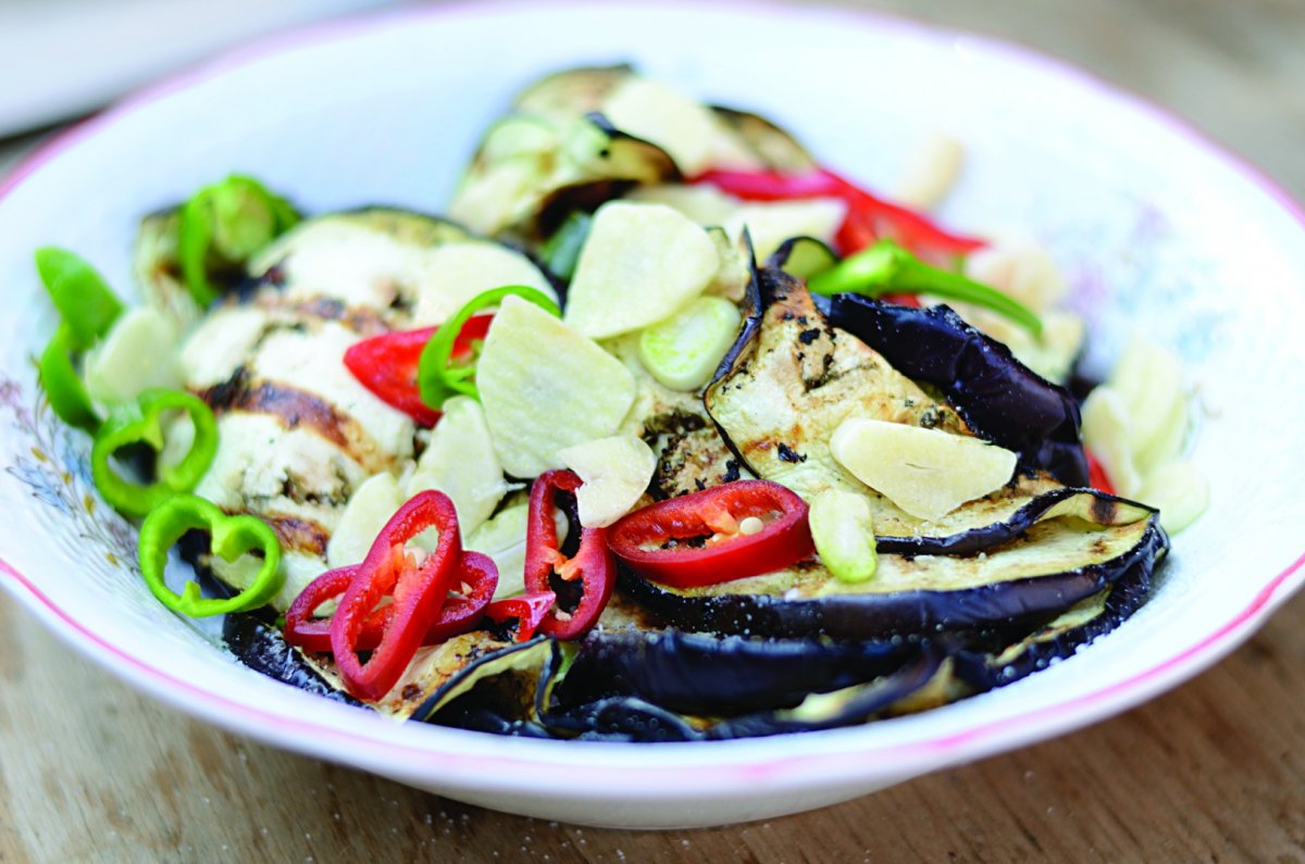 Vinete la gratar cu usturoi si ardei iute