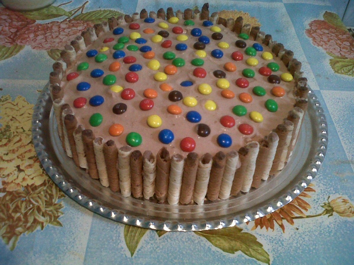 Tort de ciocolata cu M&M - reteta usoara si rapida