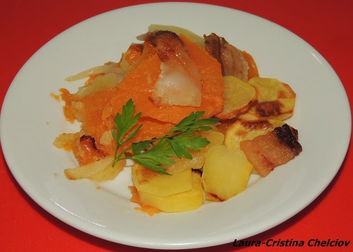 Cartofi cu slanina si dovleac, la cuptor