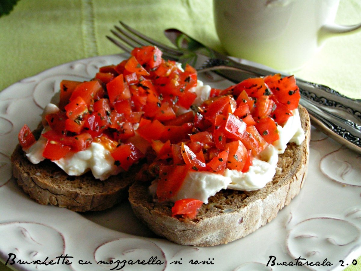Bruschette cu mozzarella si rosii