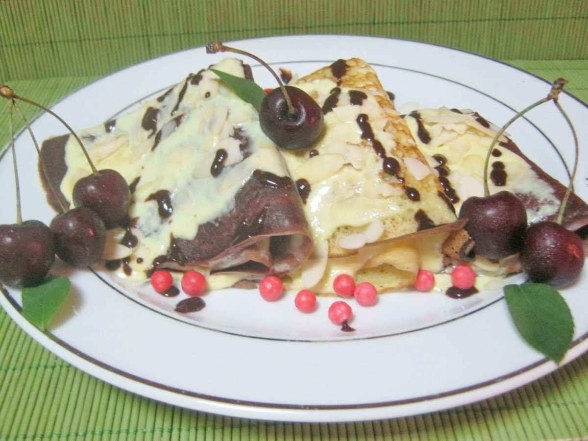 Clatite cu crema Chantilly si sos de ciocolata