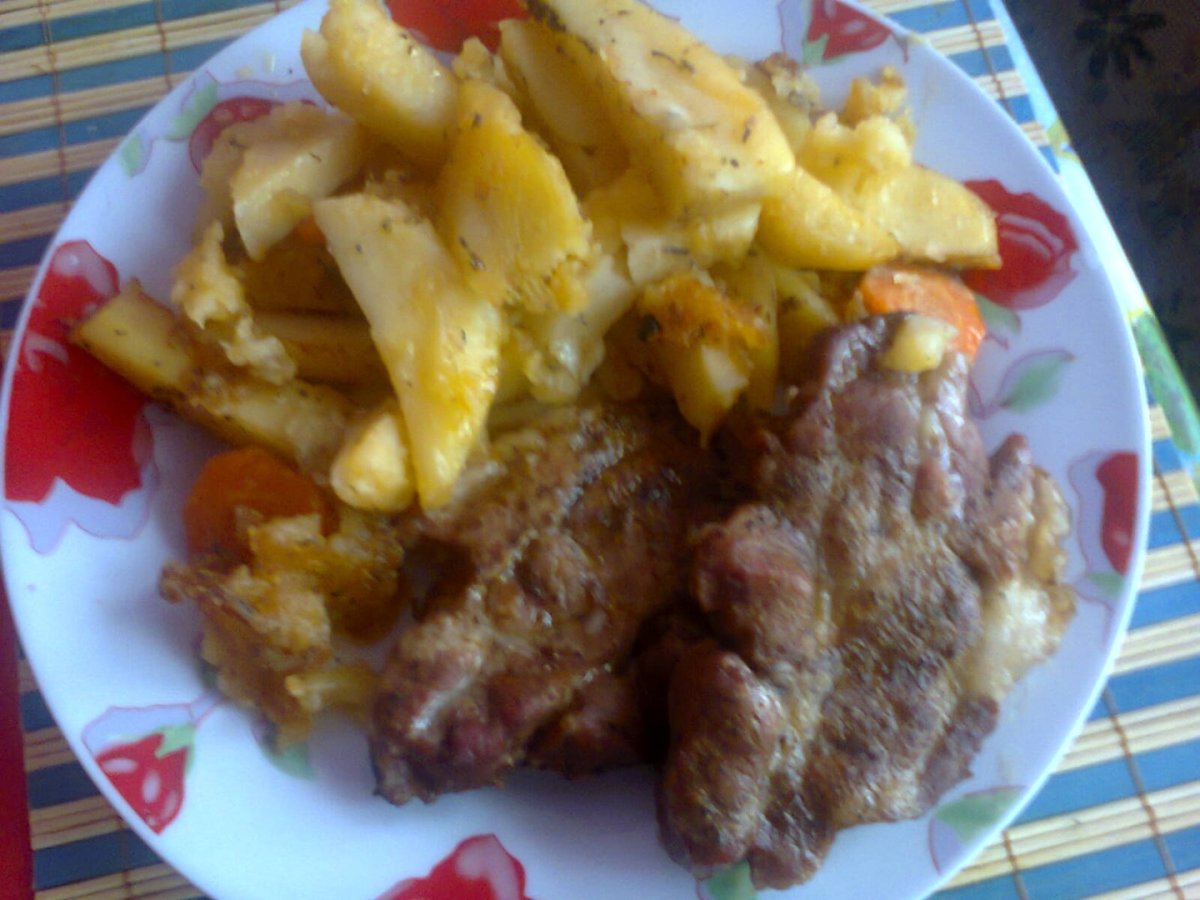 Ceafa de porc cu cartofi la cuptor