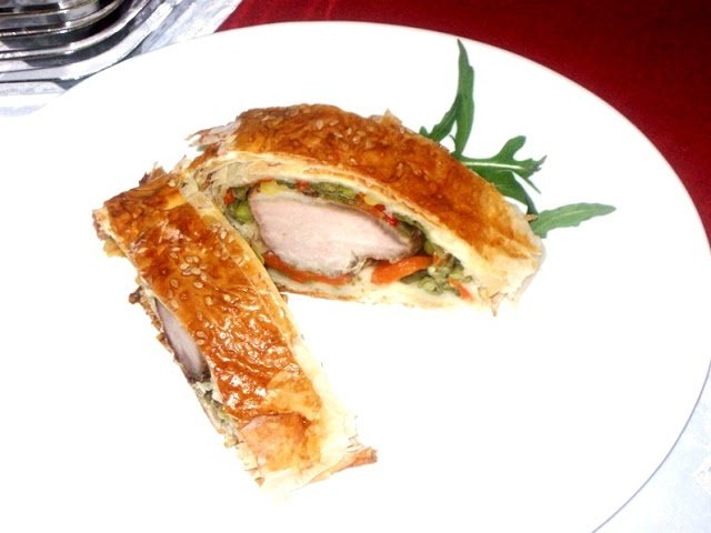 Rulada din muschiulet de porc cu legume in foi de placinta
