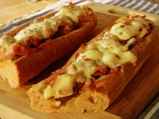 Crostini cu bacon, rosii si mozarella