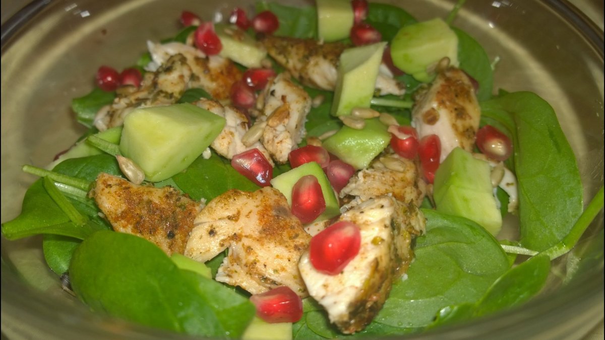 Salată de baby spinach cu piept de pui și rodie