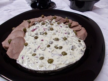 Limba de porc cu sos de capere