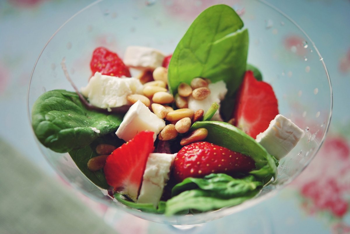 Salata de spanac, branza de capra si capsune