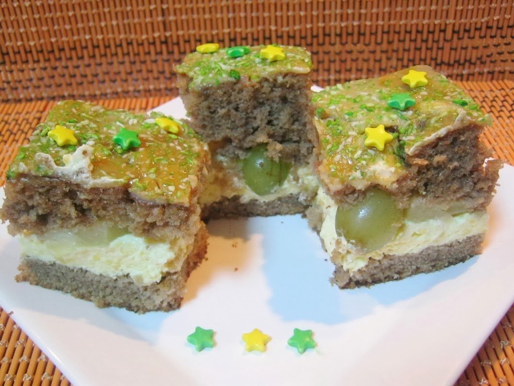 Prajitura cu ananas, struguri si crema de vanilie