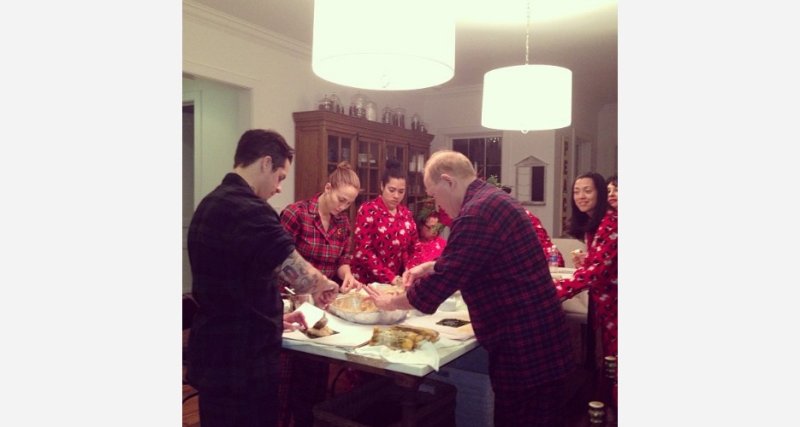 Cine este cantareata celebra care gateste in pijamale de Sarbatori