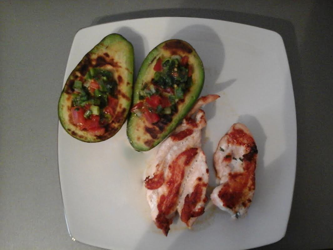 Pui pe gratar si avocado cu sos fresh de salsa