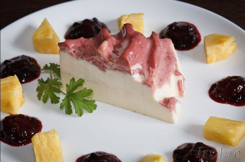 Panna cotta cu gem de capsuni