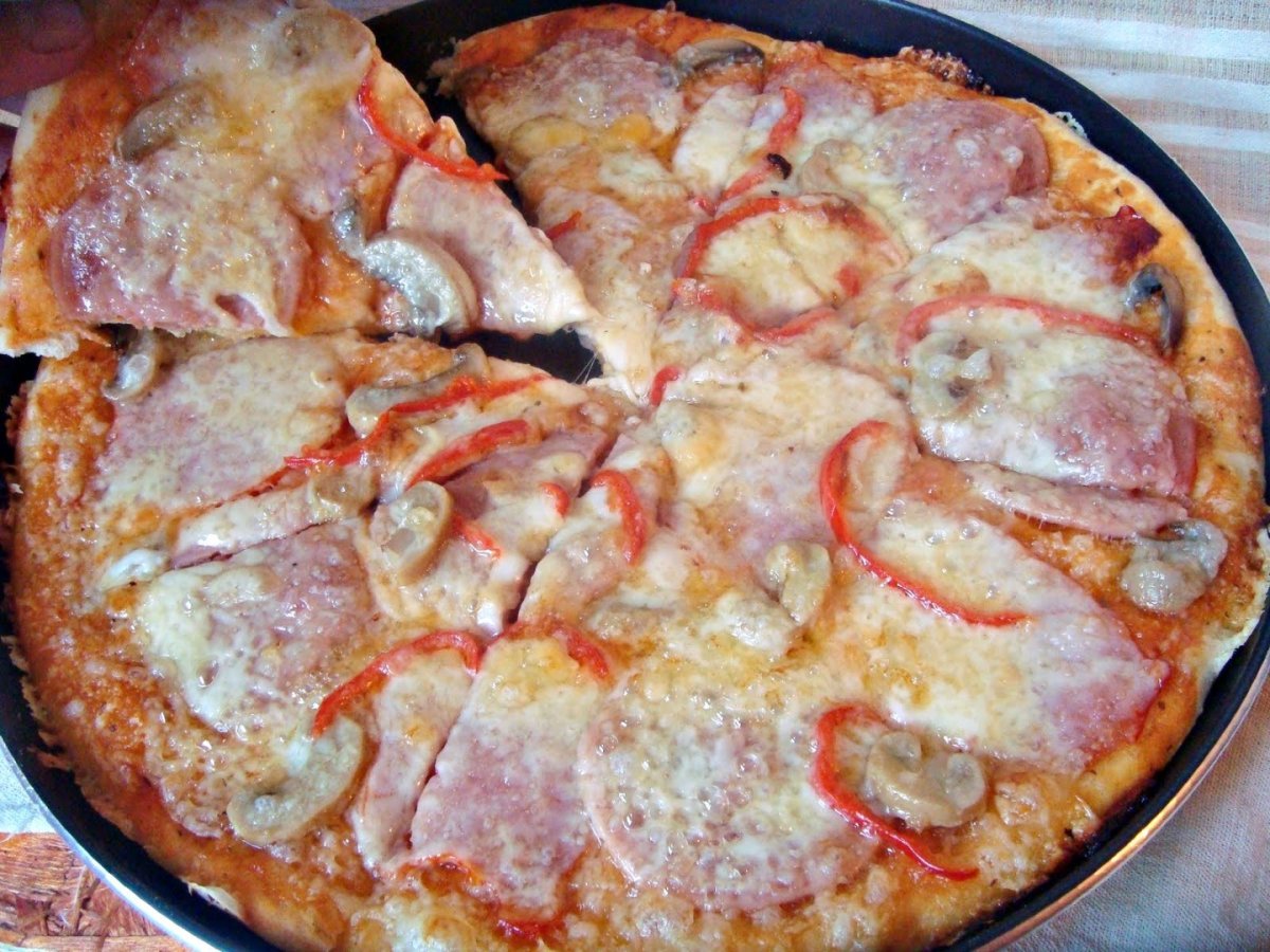 Pizza cu sunca, ardei si ciuperci