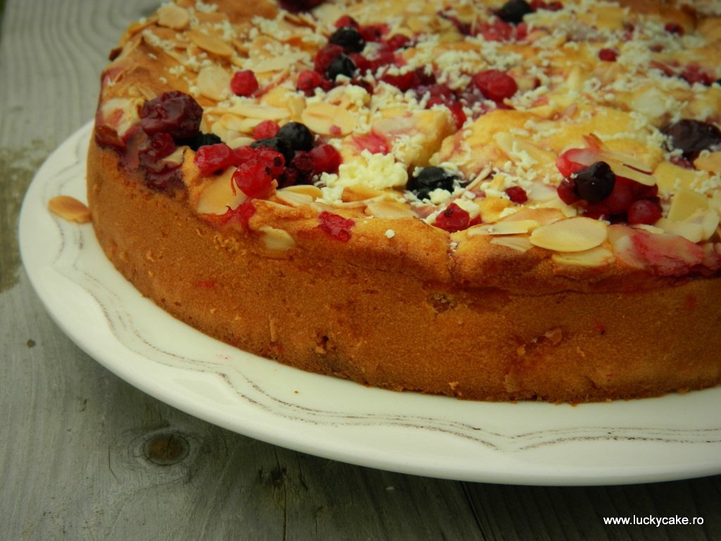 Prajitura cu fructe de padure, ciocolata alba si migdale