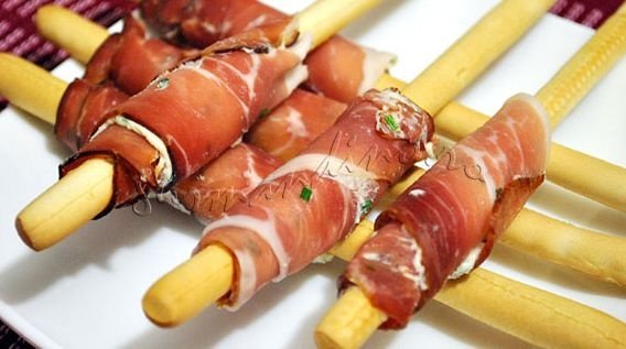 Grisine cu prosciutto si crema de branza