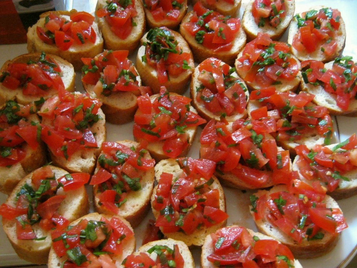 Bruschetta con pomodoro e aglio selvatico