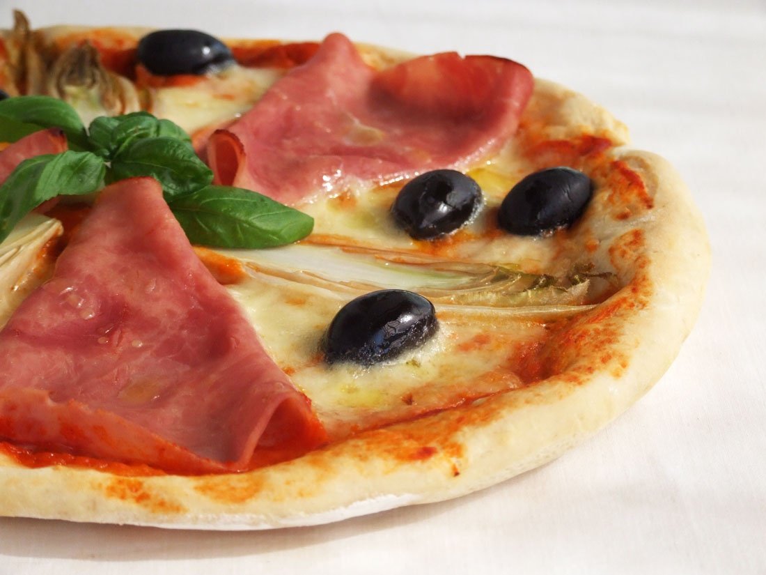 Pizza cu andive si sunca de Praga