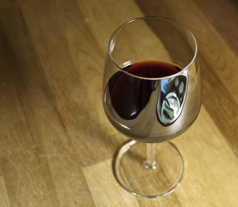 Studiu: Vinul rosu ar putea distruge celulele canceroase