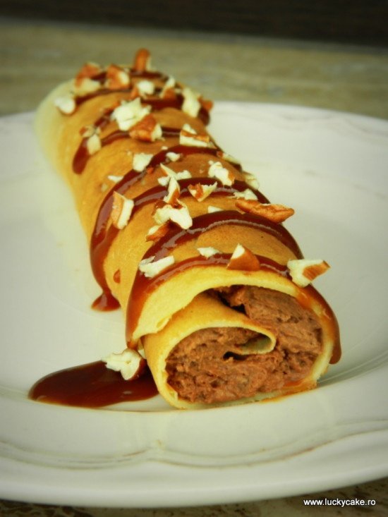 Clatite cu mousse de ciocolata, nuci si caramel