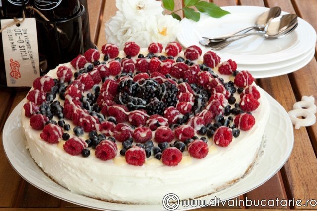 Tort cu fructe de padure