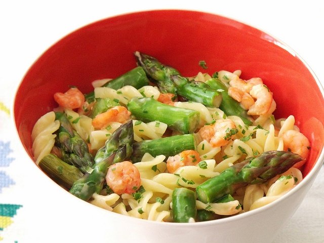 Salata de paste cu sparanghel si creveti