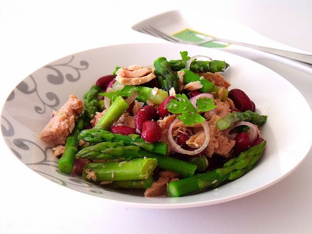 Salata cu sparanghel si ton