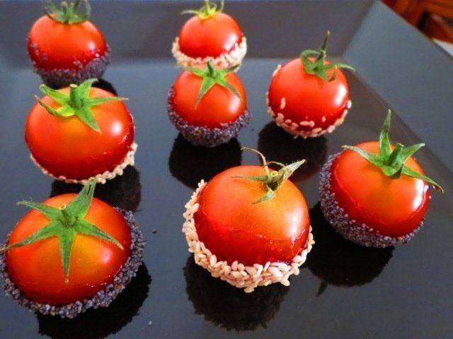 Rosii cherry cu mac si caramel de otet balsamic