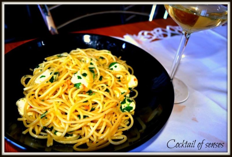 Spaghetti aglio olio, peperoncino e mozzarella