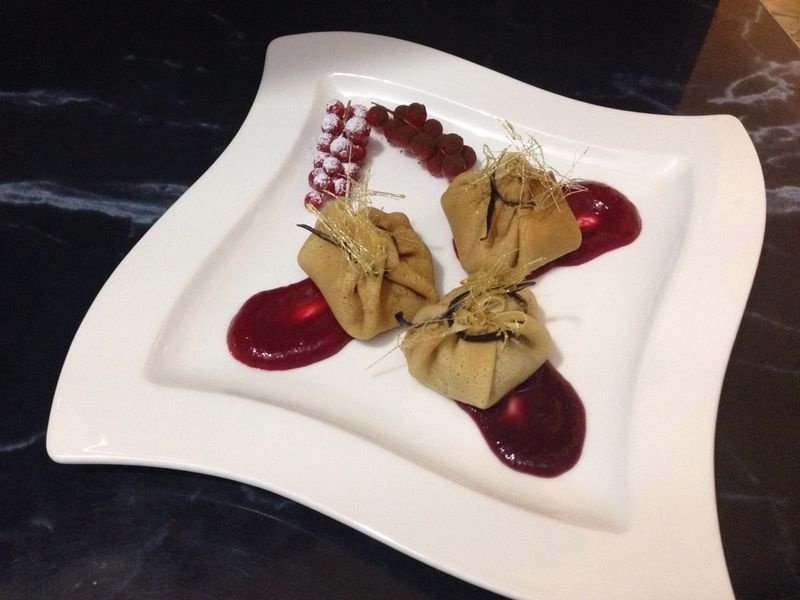 Clatite cu mousse de ciocolata si sos de cirese/zmeura