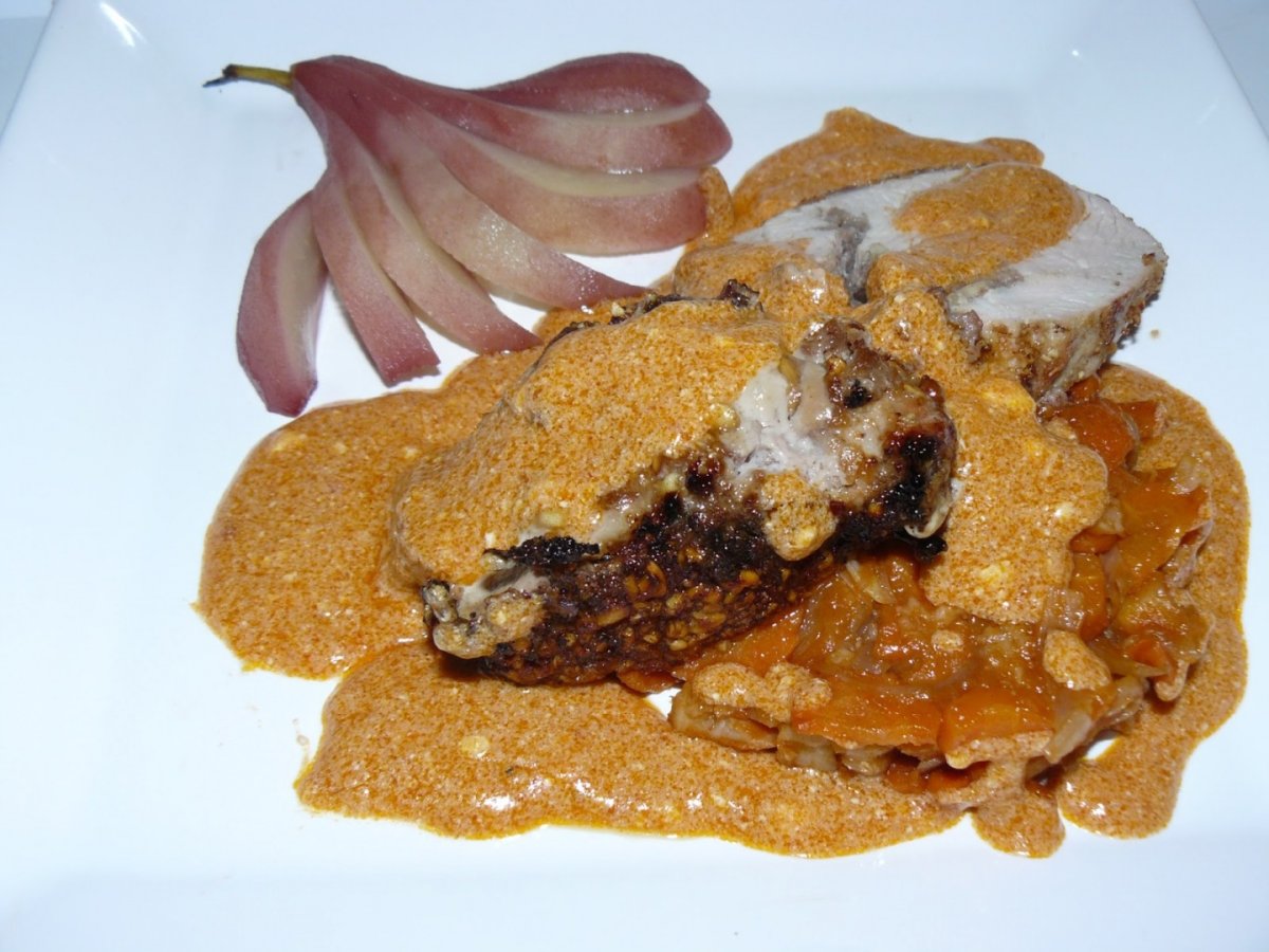 Muschi de porc in crusta de alune, umplut cu prune uscate