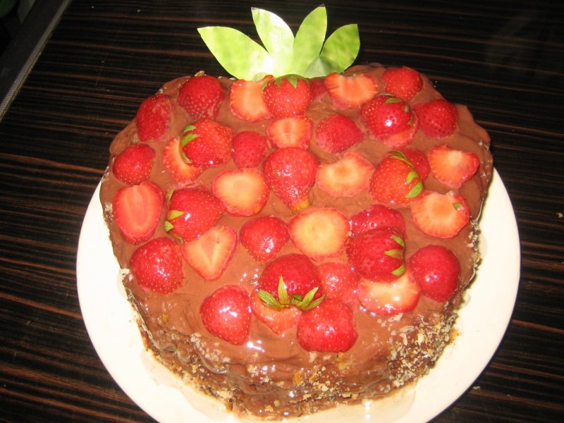 Tort rafinat cu căpșuni și ciocolată
