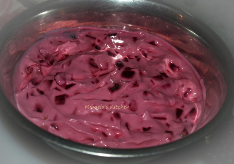 Salata de sfecla rosie cu iaurt grecesc