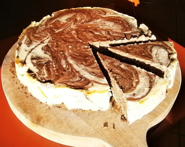 Tort marmorat cu branza si ciocolata