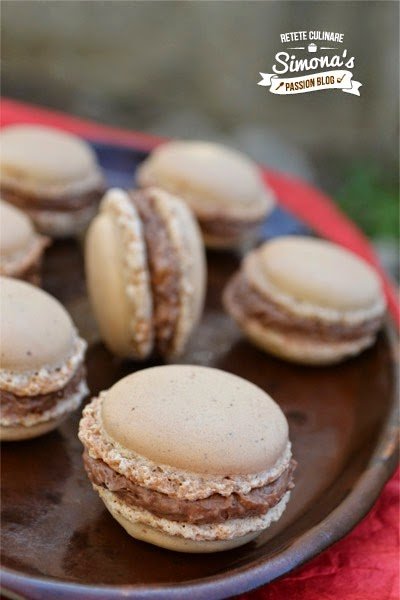 Macarons cu crema de ciocolata, migdale si nuca