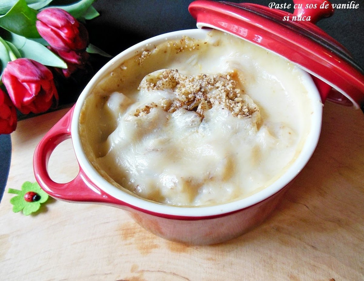 Paste cu sos de vanilie si nuca