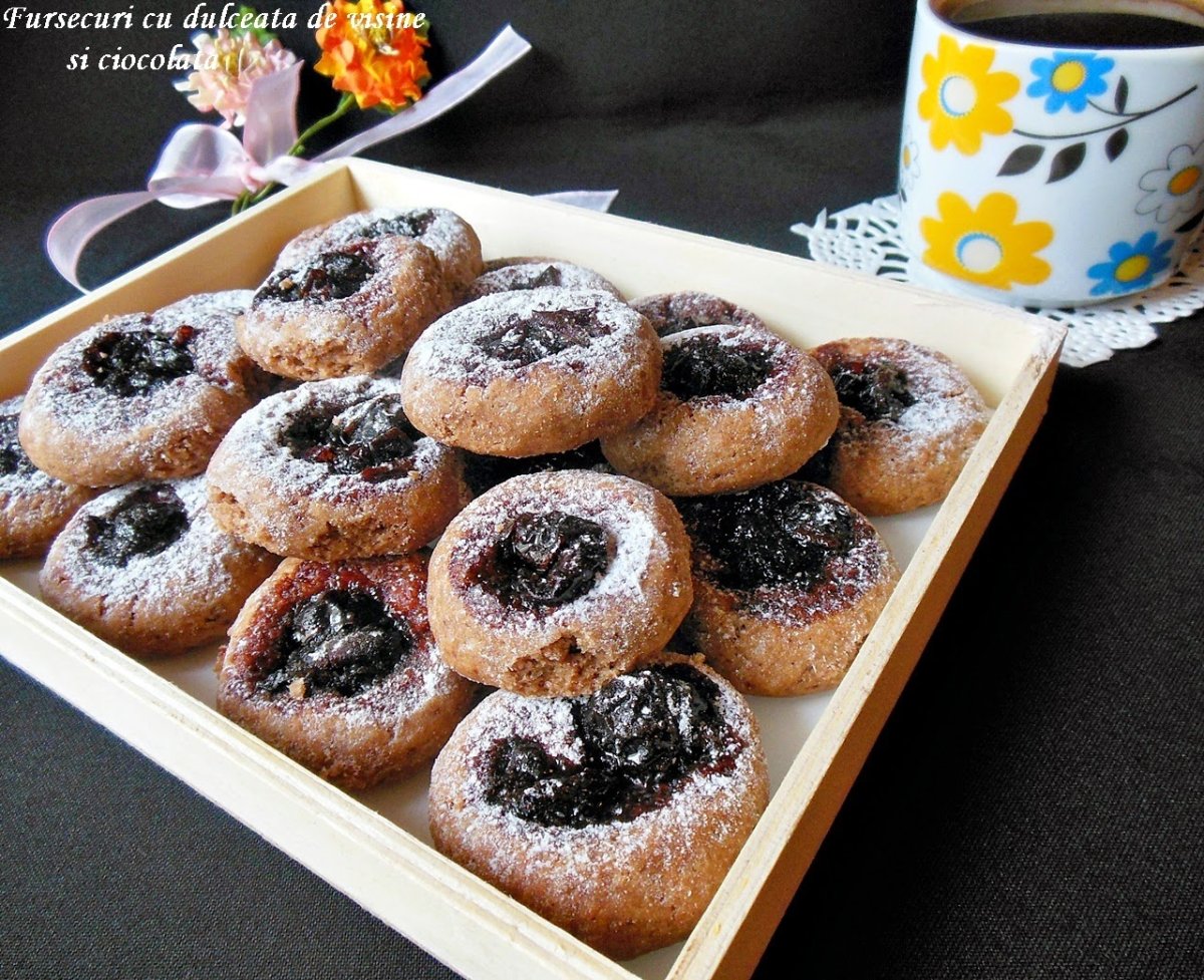 Fursecuri cu dulceata de visine si ciocolata